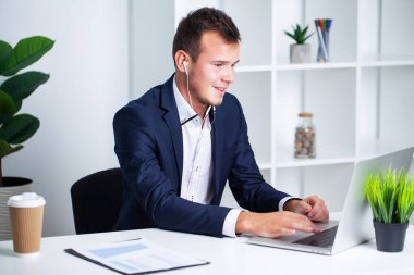 Ceketli sağlam bir işadamı şirkette çalışıyor..