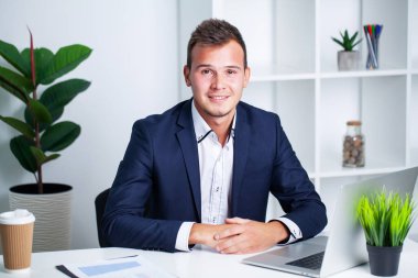 Ceketli sağlam bir işadamı şirkette çalışıyor..