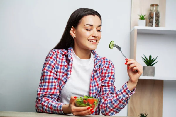 Retrato de una joven hermosa que apoya la dieta . — Foto de Stock