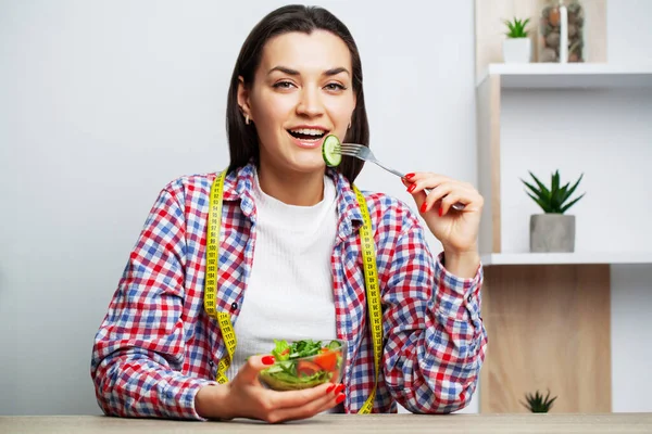 Porträtt av en ung vacker flicka som stöder kosten. — Stockfoto