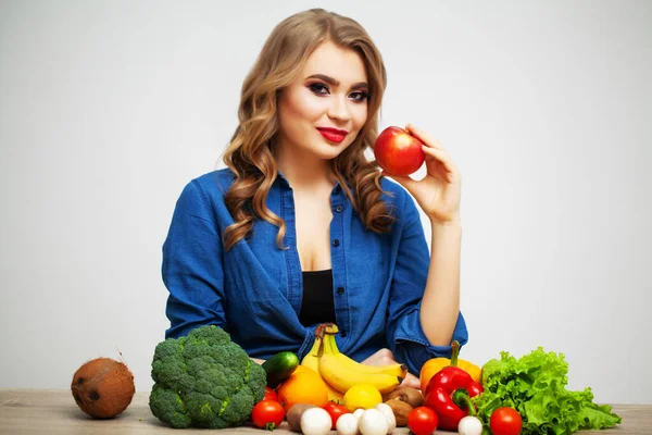 Donna con verdure fresche e frutta su sfondo bianco parete — Foto Stock