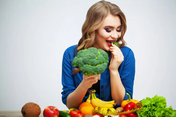 Mujer con verduras frescas y frutas sobre fondo blanco — Foto de Stock