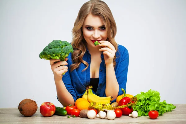 Frau mit frischem Gemüse und Obst auf weißem Wandhintergrund — Stockfoto