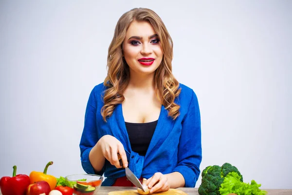 Tatlı kadın diyet salatası için mantar dilimliyor.. — Stok fotoğraf