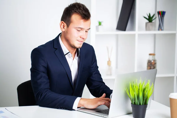 Solid affärsman i en jacka arbetar i kontor företag. — Stockfoto