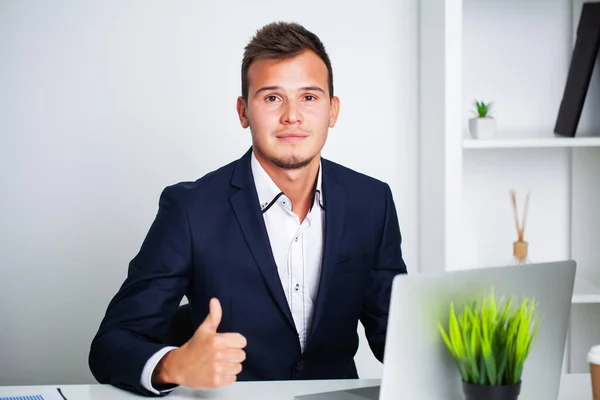 Solid affärsman i en jacka arbetar i kontor företag. — Stockfoto