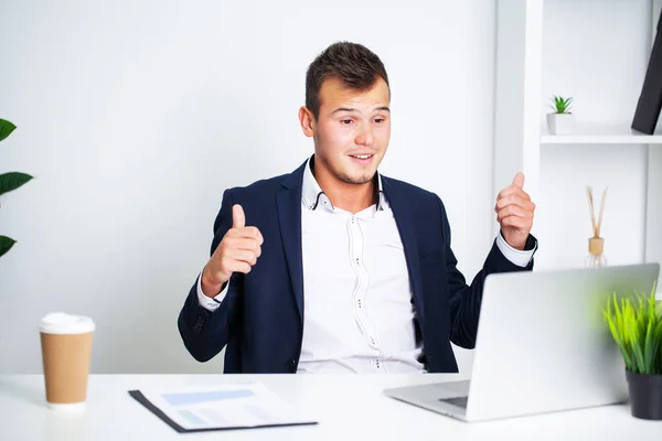 Solid affärsman i en jacka arbetar i kontor företag. — Stockfoto