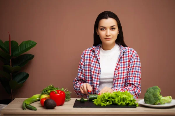 Hermosa mujer con verduras para ensalada de dieta — Foto de Stock