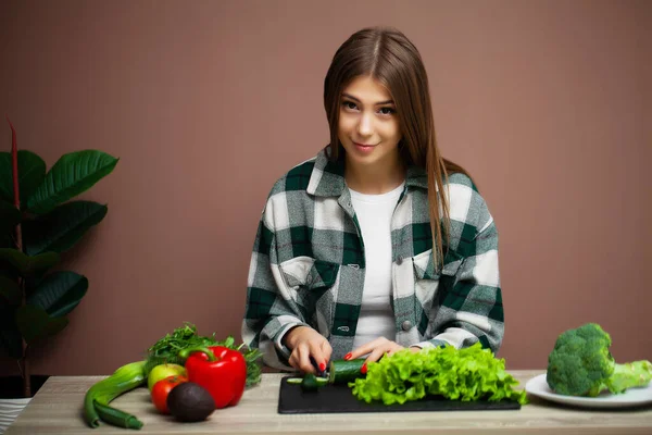 Vacker kvinna med grönsaker för dietsallad — Stockfoto