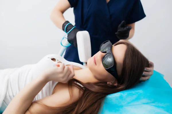 Mulher bonita no estúdio de beleza recebendo procedimento de remoção de cabelo a laser — Fotografia de Stock