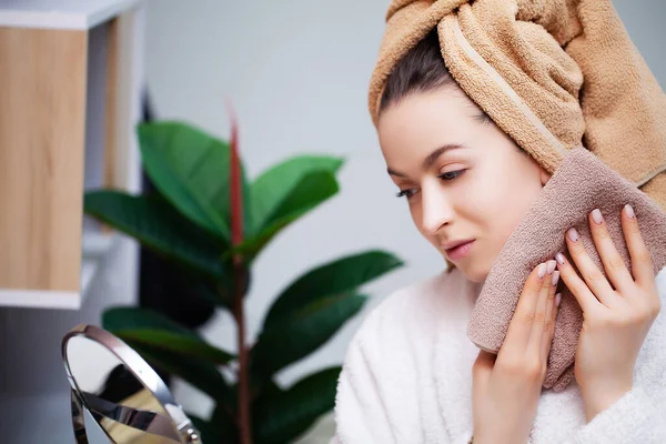 Chica bonita haciendo procedimientos cosméticos en casa delante del espejo — Foto de Stock