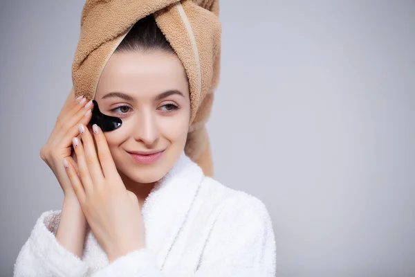 Mooie vrouw in een witte vacht brengt vlekken op de ogen voor huidverzorging — Stockfoto