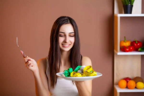 Conceito de mulher magra crescente com placa cheia de fita métrica . — Fotografia de Stock