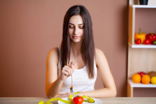 Vacker kvinna som gör ett val mellan nyttig och skadlig mat — Stockfoto