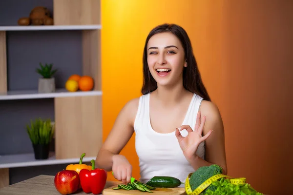 Söt kvinna skivor gurka för diet sallad. — Stockfoto