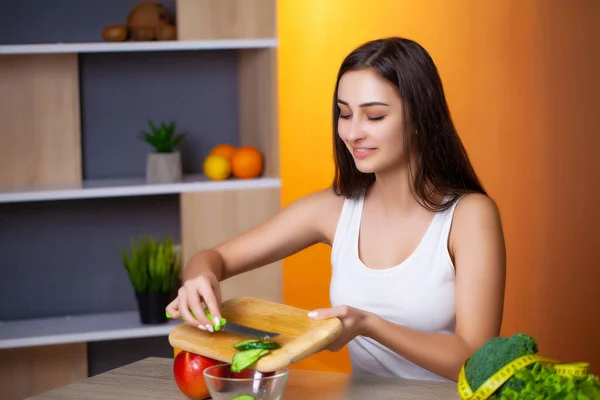 Mignon femme tranches de concombre pour la salade de régime . — Photo