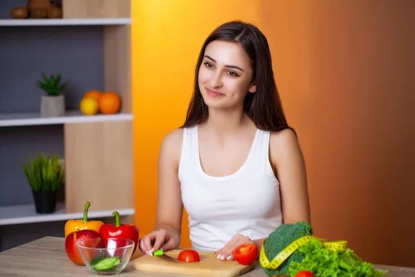 Joven hermosa chica prepara una ensalada de dieta útil . — Foto de Stock