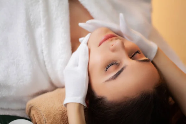 Mulher bonita recebendo uma massagem relaxante no salão de spa — Fotografia de Stock