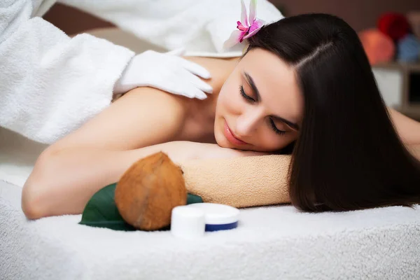 Jolie femme recevant un massage relaxant au salon de spa — Photo