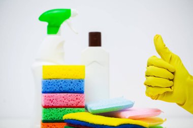 Sarı eldivenler ve temizlik malzemeleriyle el sıkışın.