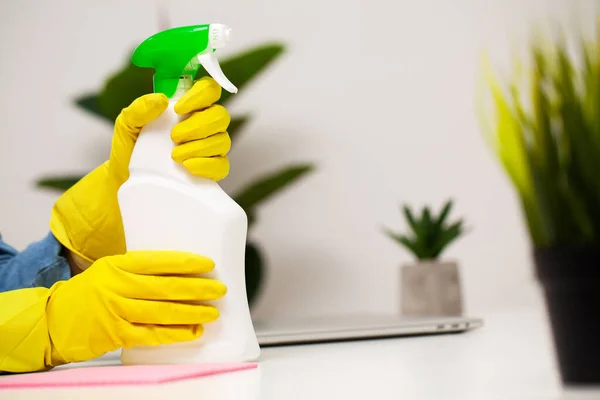 Zbliżenie pracownika firmy sprzątającej sprząta biuro — Zdjęcie stockowe
