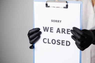 Kapatıyoruz. Kapatıyoruz. Kapatıyoruz. Kovid-19 'un yayılmasını durdurun..