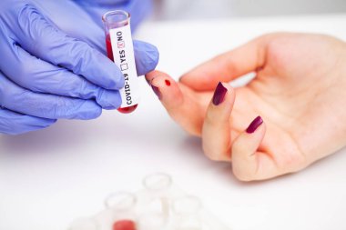 Hastanedeki kadın koronavirüs için kan testi yaptırıyor.