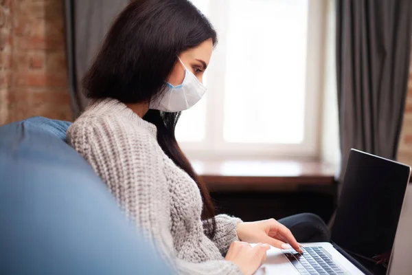 Woman stay at home during an epidemic and working on a laptop — Stock Photo, Image