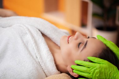 Güzellik stüdyosunda spa tedavisi gören hoş bir kadın.