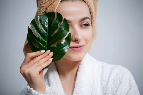 Banyoda cilt bakımı için estetik ameliyat yapan hoş bir kadın. — Stok fotoğraf