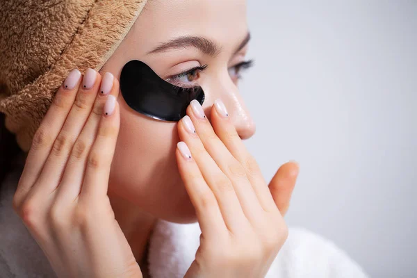 Söt kvinna i badrummet använda fläckar för ansiktsbehandling hudvård — Stockfoto
