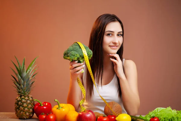 Mulher bonito com legumes frescos e frutas levando um estilo de vida saudável — Fotografia de Stock