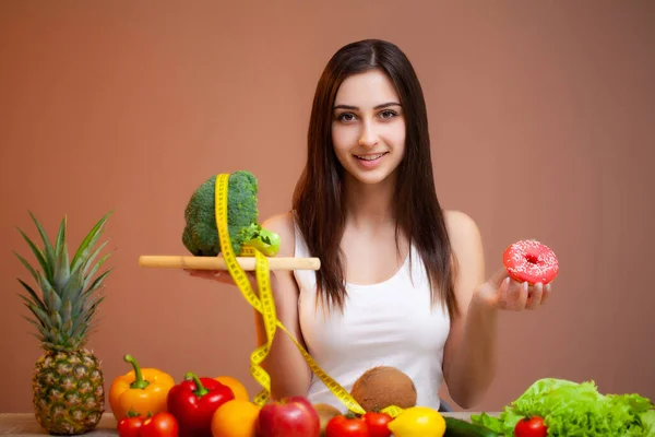 Taze sebzeleri ve meyveleri olan tatlı bir kadın sağlıklı bir hayat sürüyor. — Stok fotoğraf