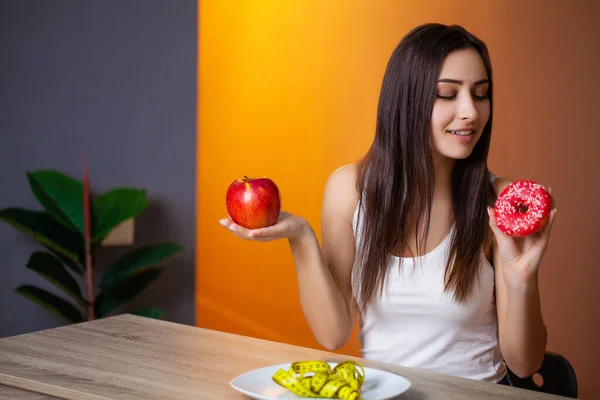 Cute woman adheres to her diet and eats only fresh vegetables and fruits — Stock Photo, Image