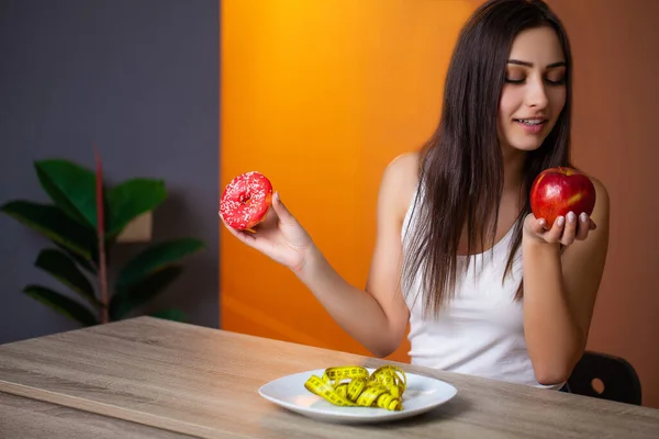 Femme mignonne adhère à son alimentation et ne mange que des légumes et des fruits frais — Photo