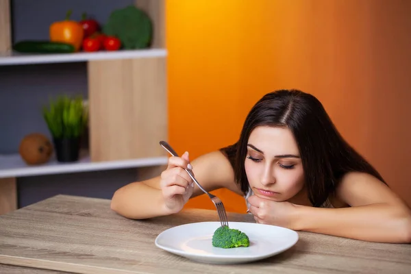 Nette Frau hält sich an ihre Ernährung und isst nur frisches Gemüse und Obst — Stockfoto