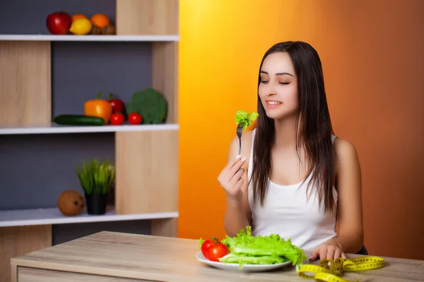 Femme mignonne adhère à son alimentation et ne mange que des légumes et des fruits frais — Photo