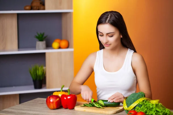 Mujer linda con verduras frescas y frutas que llevan un estilo de vida saludable — Foto de Stock