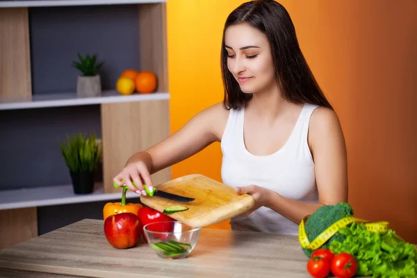 Mujer linda se adhiere a su dieta y come solo verduras y frutas frescas —  Fotos de Stock