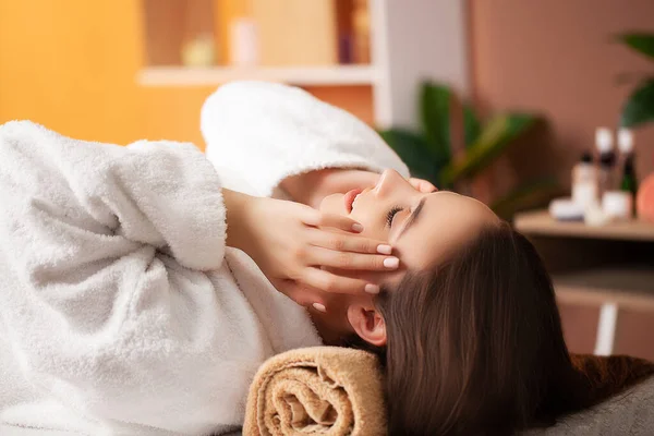 Mulher bonito recebendo tratamentos de spa no estúdio de beleza — Fotografia de Stock