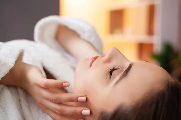 Cute woman getting spa treatments at beauty studio — Stock Photo, Image