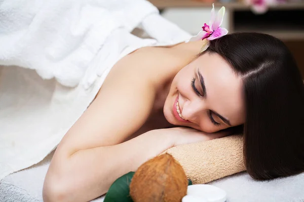 Mulher bonito relaxante na massagem no salão de spa — Fotografia de Stock