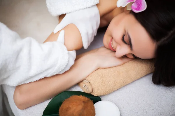 Söt kvinna avkopplande på massage i spa salong — Stockfoto