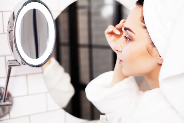 Mujer bonita haciendo procedimientos cosméticos para el cuidado de la piel de la cara en el baño — Foto de Stock