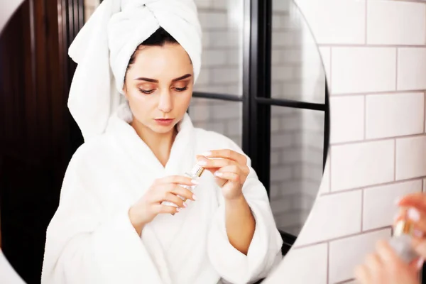 Mujer bonita haciendo procedimientos cosméticos para el cuidado de la piel de la cara en el baño — Foto de Stock