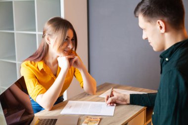 Çalışana kontrat imzalaması için rüşvet verilir.