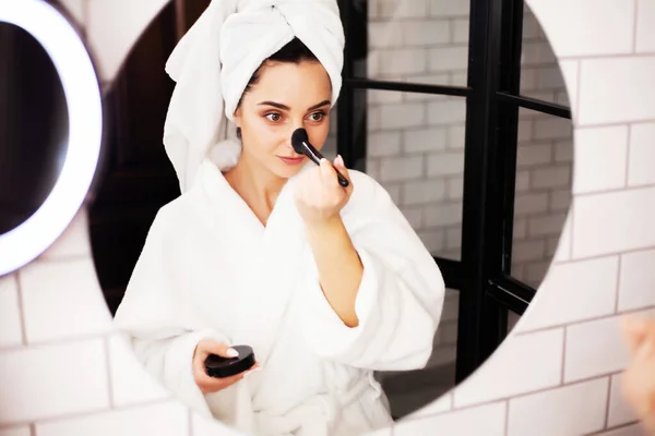 Mujer bonita haciendo procedimientos cosméticos para el cuidado de la piel de la cara en el baño — Foto de Stock