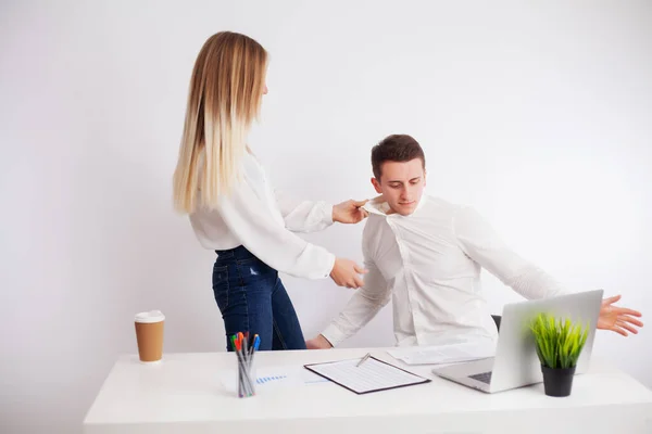 Workers arguing in the company office working together — Stock Photo, Image