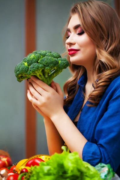 健康的なライフスタイルをリードする新鮮な野菜や果物を持つかわいい女性. — ストック写真