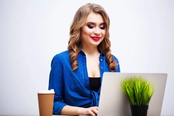 Жінка працює за комп'ютером в офісі компанії — стокове фото